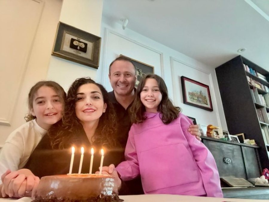 Festoi 43-vjetorin e lindjes, Presidentja e Kosovës Vjosa Osmani publikon foton familjare