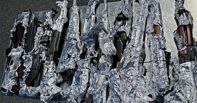 Doganierët kroatë, kontrolle në automjetin e një shqiptari të Kosovës, i gjenden 11 kallashnikovë