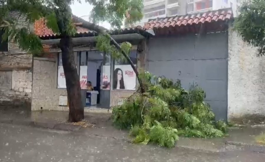 Elbasani goditet nga stuhia e fortë, shkakton përmbytje dhe bllokim të qarkullimit