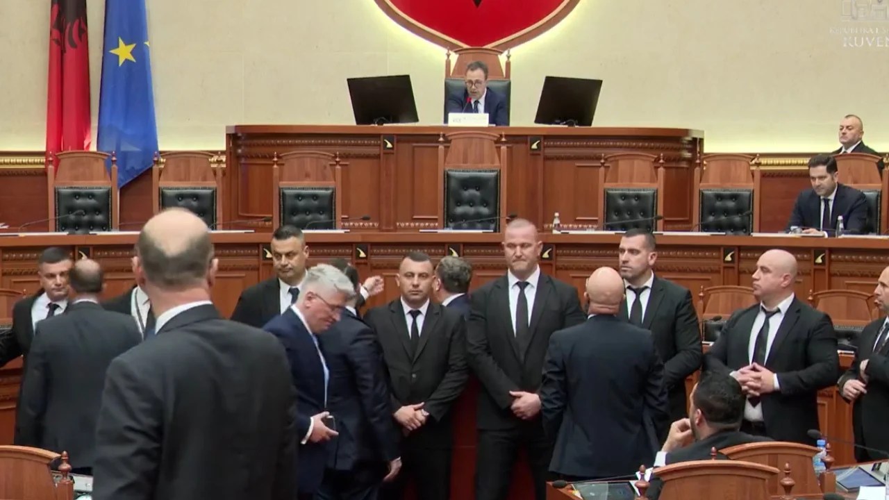 Tensione në seancë parlamentare, demokratët i afrohen Ballës në foltore, ndërhyn Garda