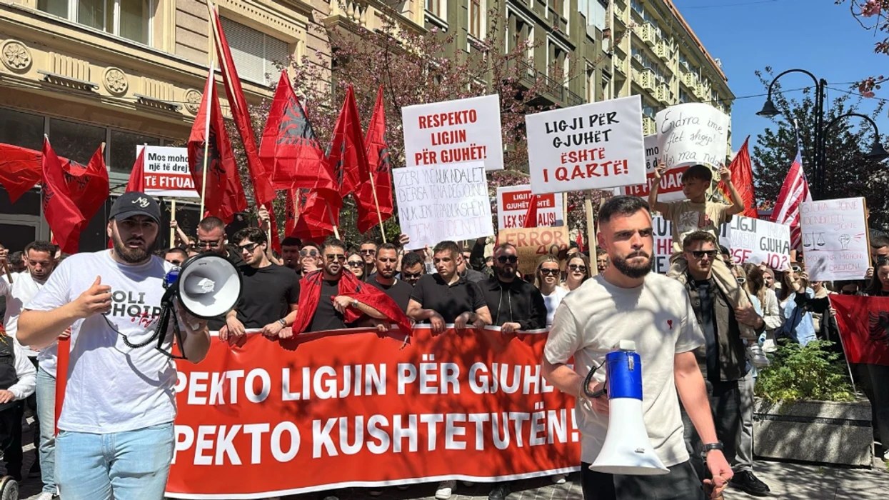 “Fillkov dorëheqje”, “Gjuha shqipe nuk negociohet” – protestojnë studentët shqiptarë në Shkup