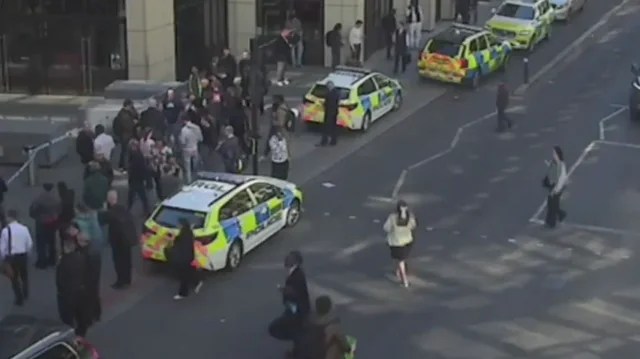 VIDEO/ Dyshohet për rrjedhje gazi, evakuohen pasagjerët në një stacion treni në Londër