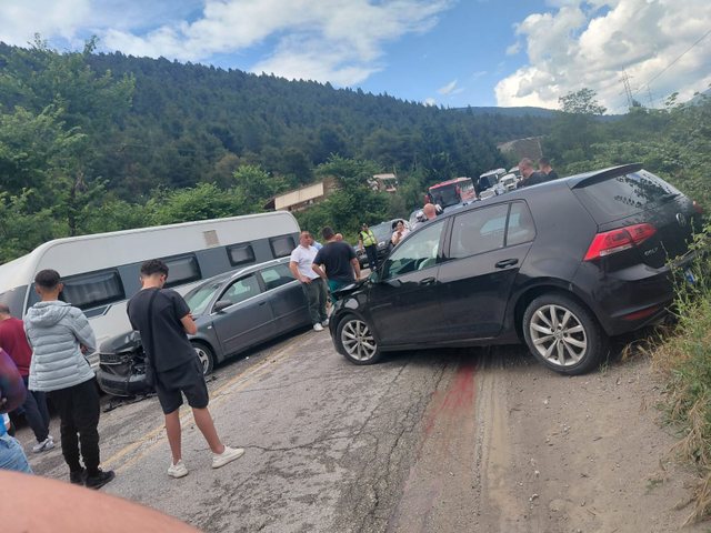 Aksident rrugor në aksin Elbasan- Përrenjas/ Lëndohen dy persona dhe bllokohet rruga për 40 minuta
