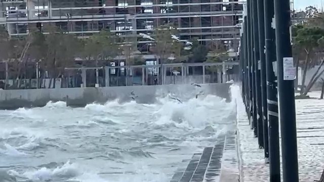 Përkeqësimi i motit në Vlorë, ndalohet lundrimi për mjetet e vogla dhe ato të peshkimit