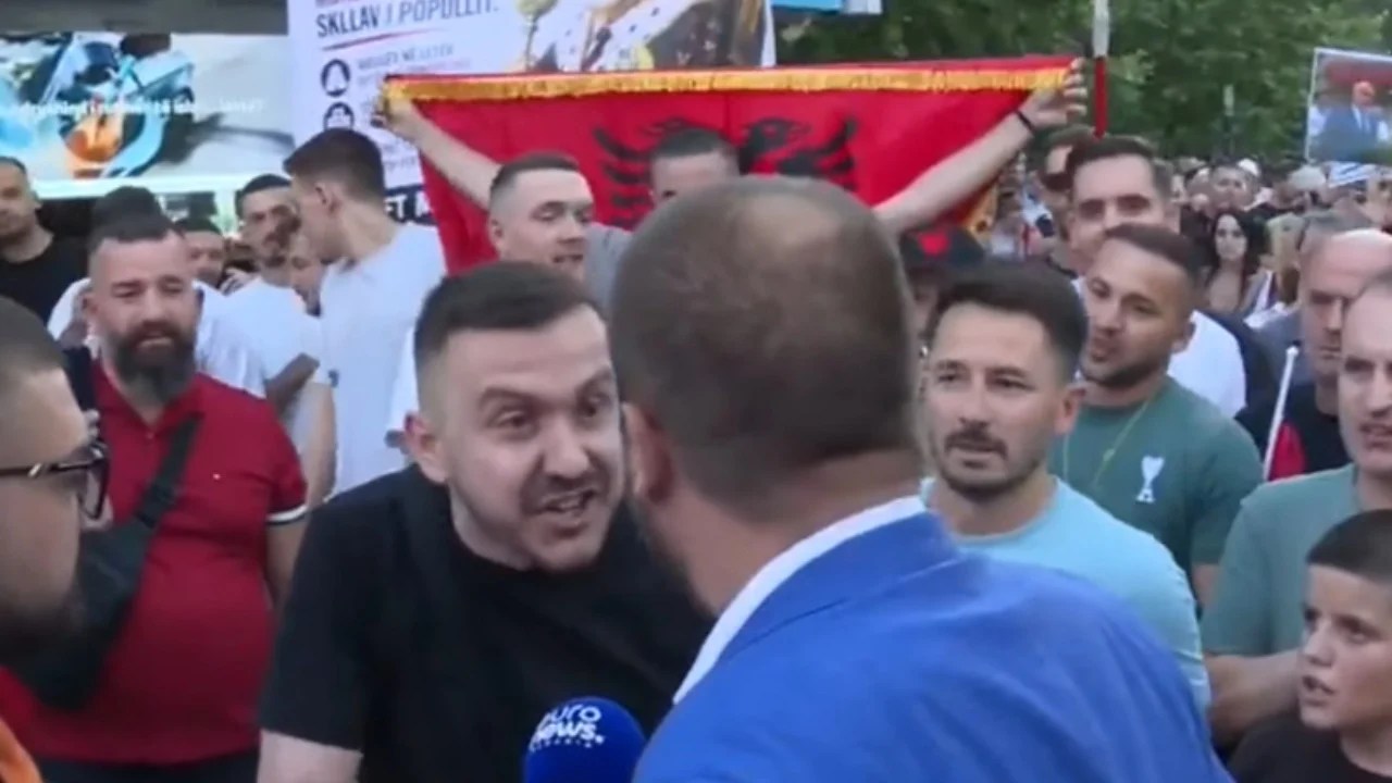 U rrethua nga protestues pas daljes nga Kuvendi, reagon deputeti Bido: Ishte grup agresiv, ndryshe nga ata që mbledhin plehrat pas mitingut