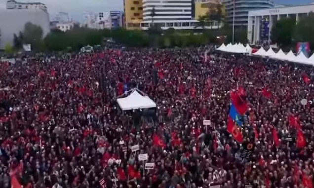 VIDEO/ Fjalimi që përloti protestuesit: 15 vite mungesë, 15 vite pritje…