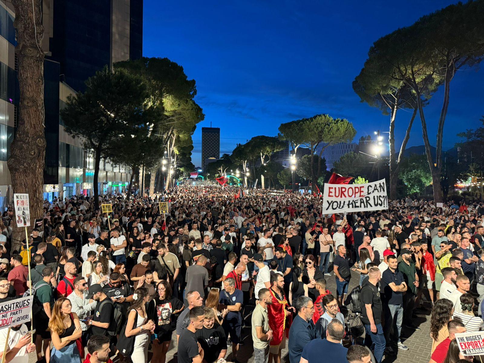 61 ditë protestë, qytetarët para Kryeministrisë kërkojnë dorëheqjen e Ramës: Shqipëria do revolucion