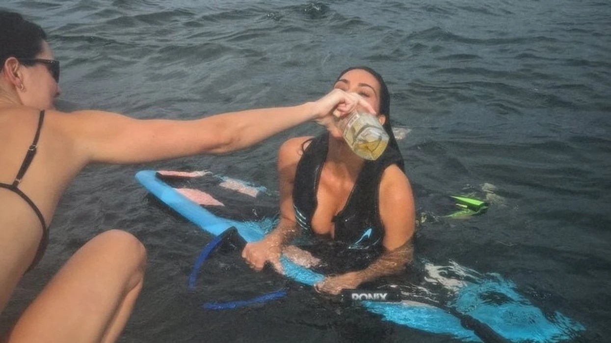 Kim Kardashian kritikohet pasi publikoi foto duke pirë tekila një ditë pasi i vdiq gjyshja