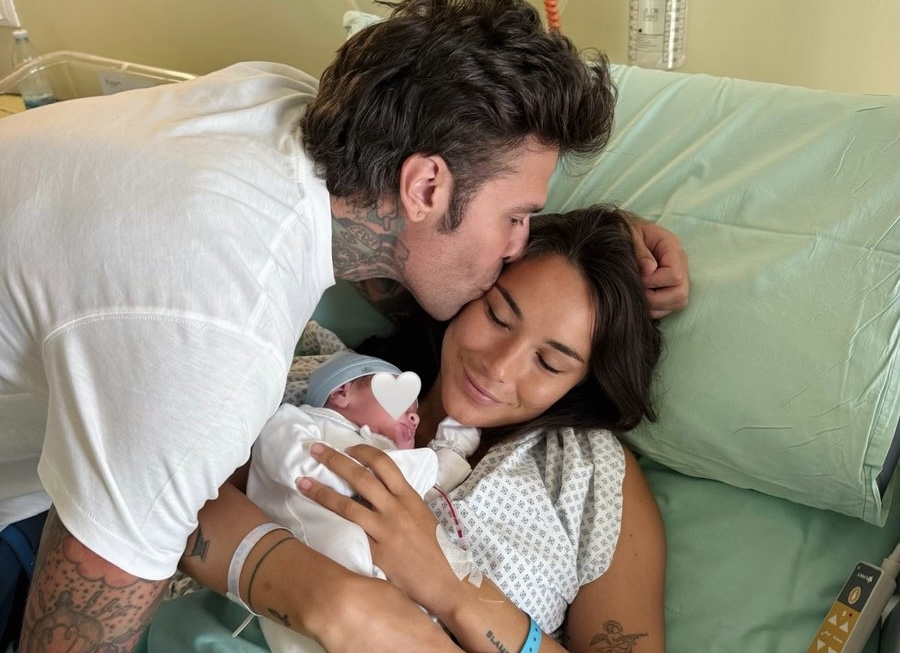 Fedez bëhet baba për herë të tretë, partnerja sjell në jetë djalin e tyre
