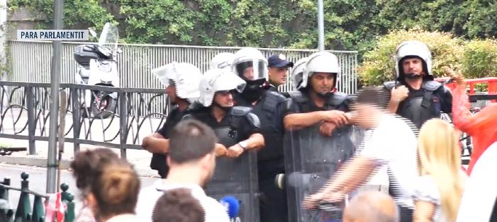 Rama në burg, Belinda në burg/ Protesta para Kuvendit, qytetarët: Parlamenti i krimit, nuk na përfaqësoni (VIDEO)