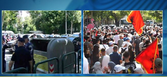 Aktivistët protestojnë ndaj klasës politike, vendosin kosha mbeturinash përpara Kuvendit