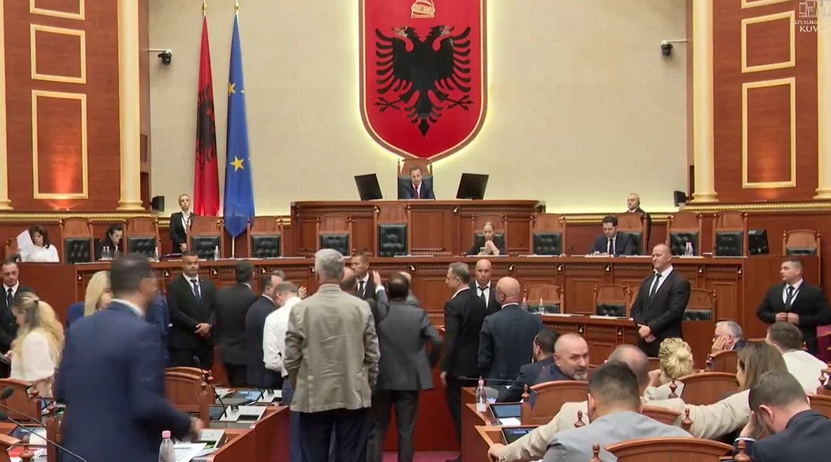 Reporting process on Territorial Reform is interrupted, opposition blocks the podium and forces session suspension