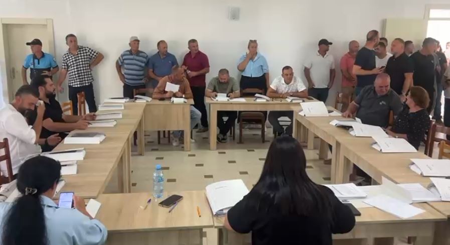 Reforma Territoriale/ Këshilli Bashkiak i Klosit voton kundër bashkimit me Burrelin