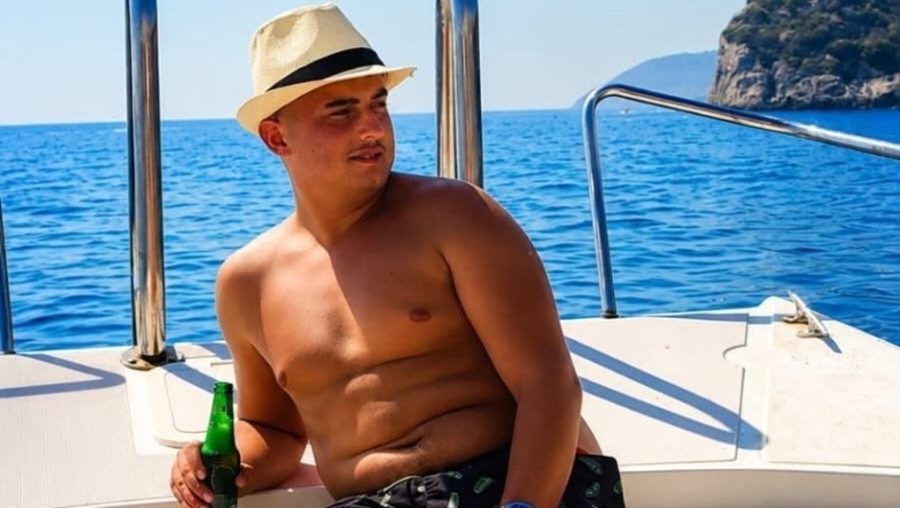 Vrasja në Korçë/ 20-vjeçari u ndoq me kallashnikov dhe u ekzekutua në një pallat, autori i dyshuar dhe viktima ishin rritur bashkë