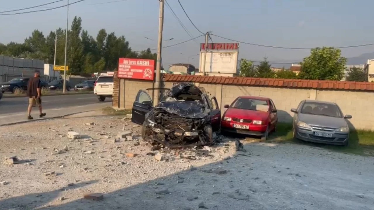 Aksident me dy të plagosur në Prizren/ Mjeti më shpejtësi përplaset me kamionçinën dhe përfundon oborrin e servisit