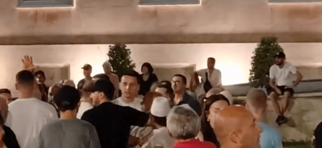 Tensione në ditën e 89-të të protestës/ Sali Lushaj përplaset fizikisht me Dritan Goxhajn te sheshi