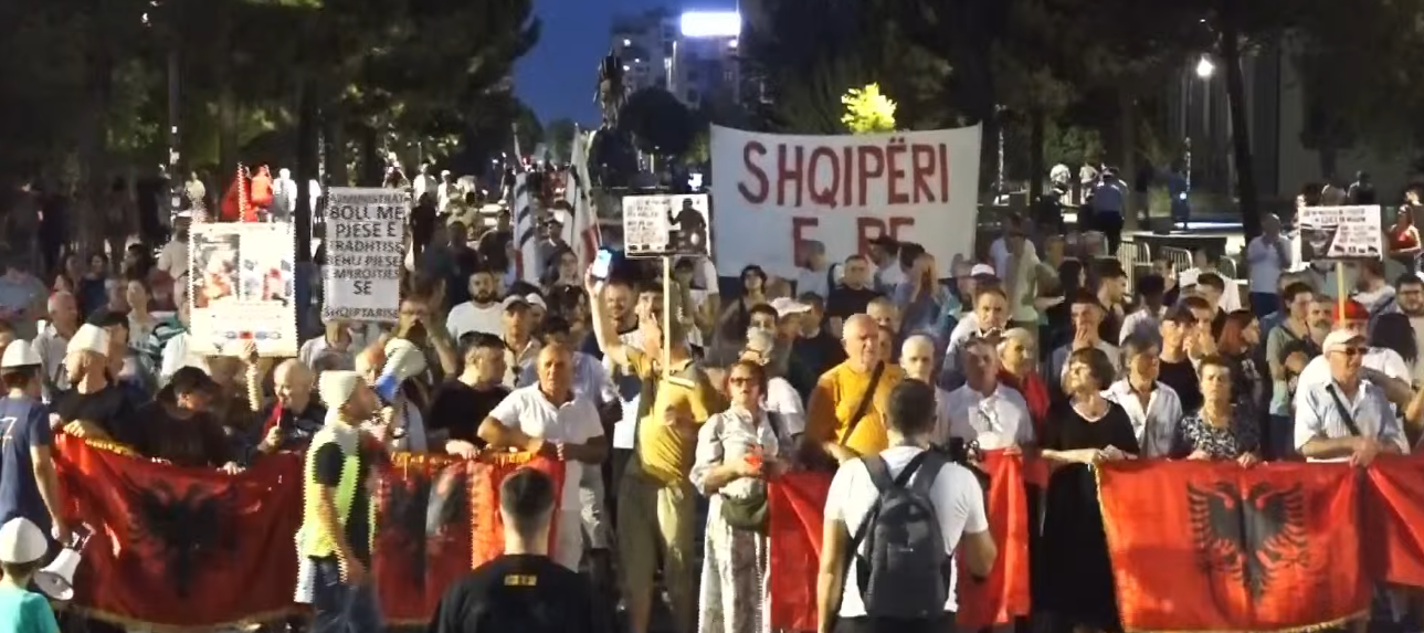 Qytetarët mblidhen në Sheshin “Skënderbej” për ditën e 92-të të protestës kundër qeverisë