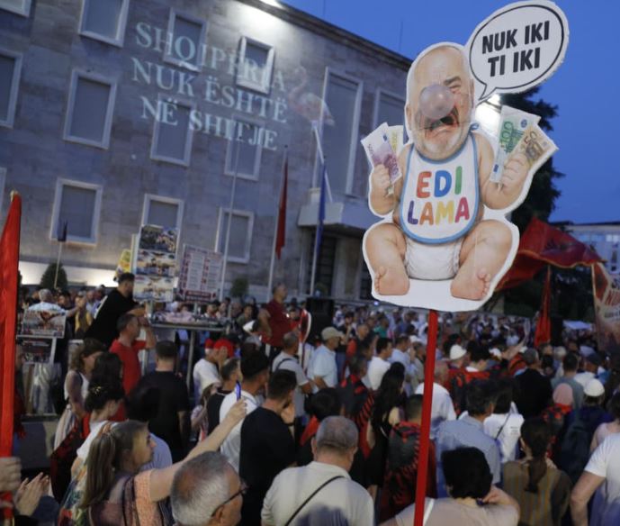 BIRN: I sfiduar nga protesta e Flamingove, Rama forcon sektorin e propagandës