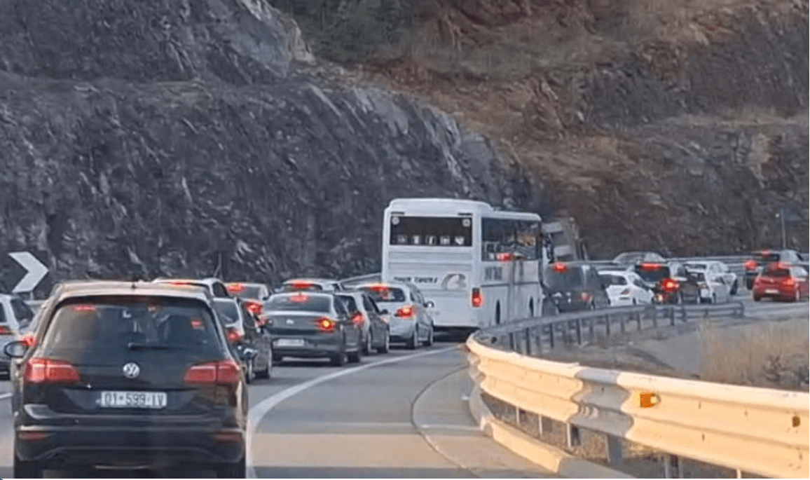 Fluks i lartë në Morinë dhe Rrugën e Kombit/ Pushuesit nga Kosova “vërshojnë” drejt bregdetit