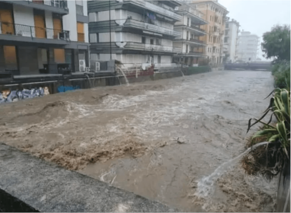 Moti i keq “godet” veriun e Italisë/ Rrëshqitje dherash dhe përmbytje masive, 400 persona të evakuuar (FOTO+ VIDEO)