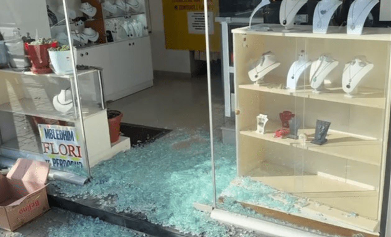 Grabitja e armatosur e argjendarisë në Paskuqan/ Policia zbulon detajet: Autorët kërcënuan punonjëset autorët kërcënuan punonjëset, morën bizhuteritë dhe u larguan në…