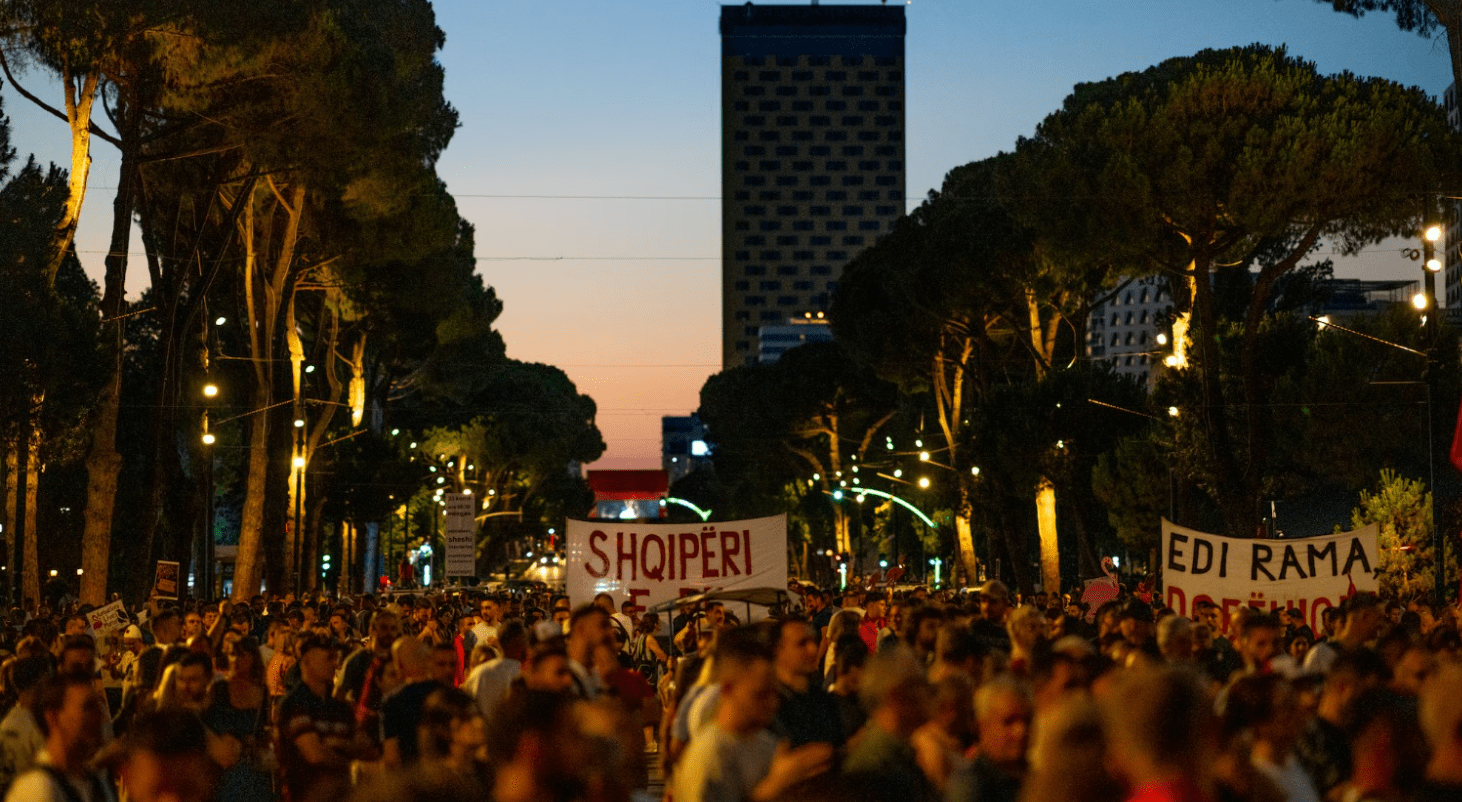 Protesta hyn në ditën e 76-të, në shesh sot zbret edhe diaspora! Pritet një pjesëmarrje e jashtëzakonshme! Thirrjet e qytetarëve: Rama jep dorëheqjen