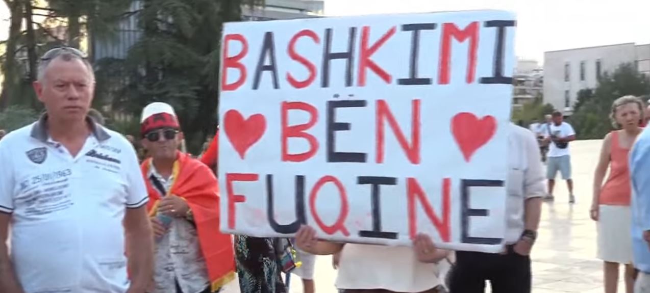 Protesta e 69 kundër qeverisë/ Qytetarët kërkojnë dorëheqjen e Ramës, nis grumbullimi në sheshin “Skënderbej”: Fuqia qëndron te bashkimi