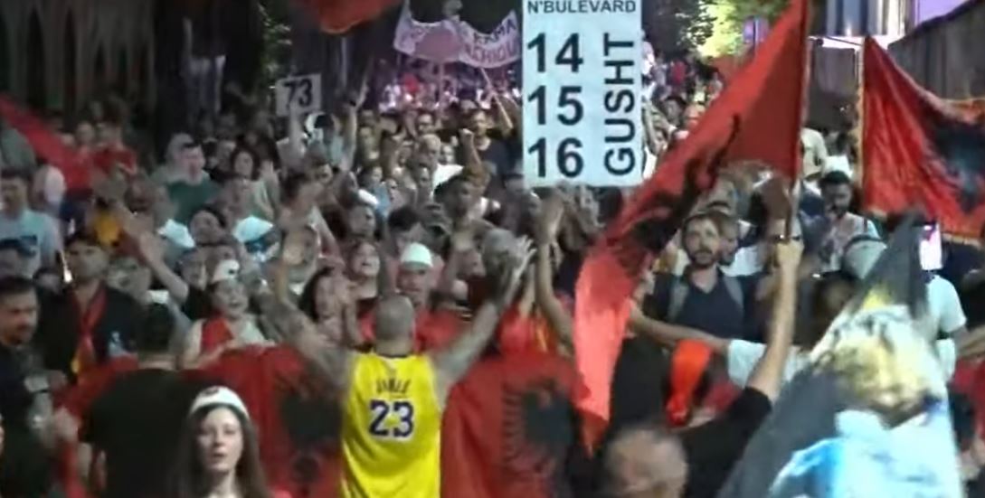 Protesta hyn në ditën e 73-të, qytetarët marshojnë në Tiranë: “Rama jep dorëheqjen, poshtë diktatura!”