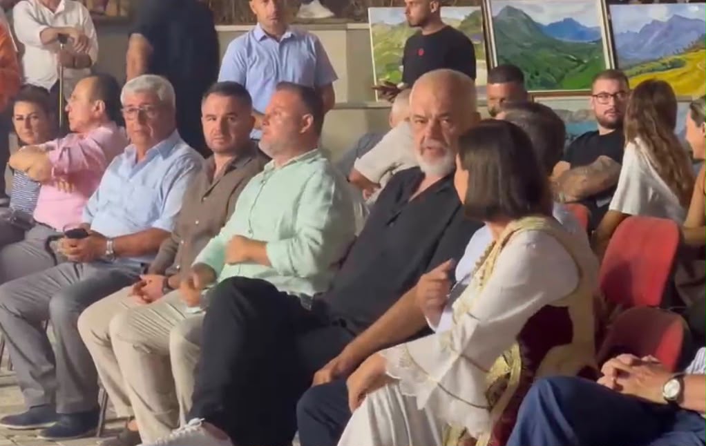 Edi Rama merr pjesë në “Vajza Fest” në Selenicë, batuta me kreun e Gjykatës së Lartë dhe Prefektin e Tiranës