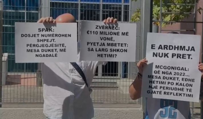 “Dosjet numërohen shpejt, përgjegjësitë ngadalë” – Të rinjtë protestojnë para SPAK-ut dhe rikthejnë në vëmendje aferat e bujshme