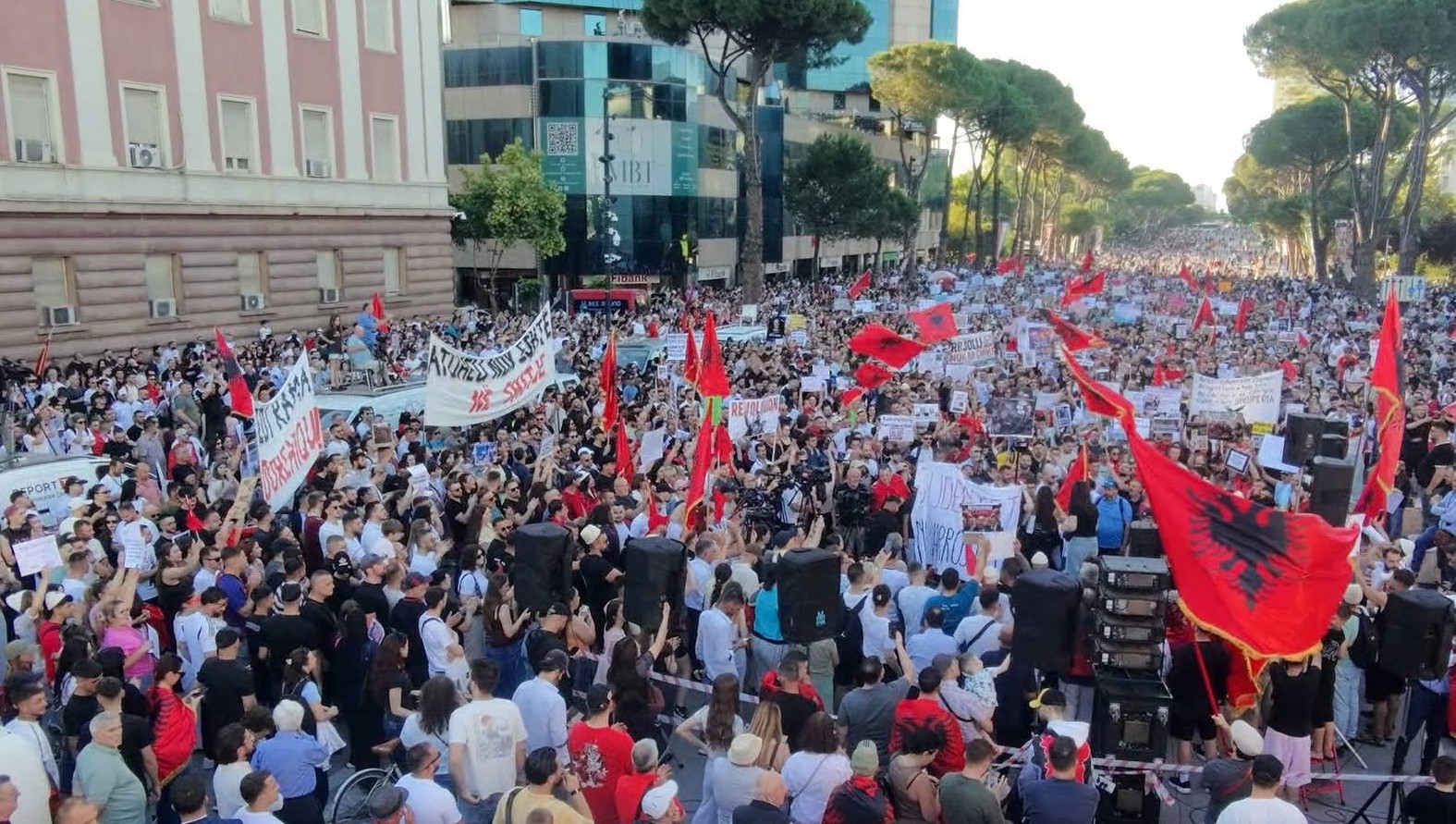 Protesta mbush 100 ditë! Qytetarët marshuan nga Sheshi Skënderbej drejt Kryeministrisë me flamuj kuqezi dhe thirrje për largimin e Ramës