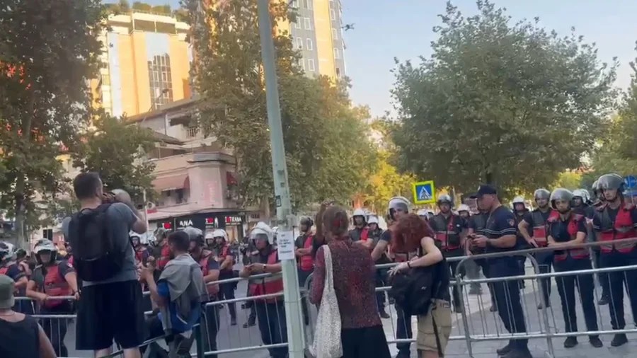 Përfundon seanca e parë plenare e sesionit, protesta vijon jashtë Kuvendit: “Deputetë frikacakë!”