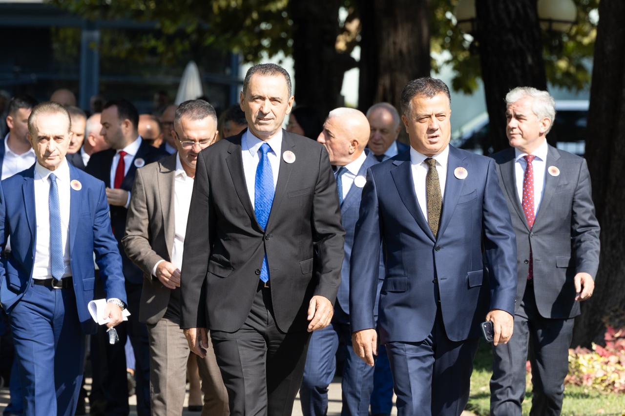 FOTOT/ Gjykata e Hagës dënoi ish-krerët, deputetët e PD-së shkojnë në Kuvend me simbolet e UÇK-së
