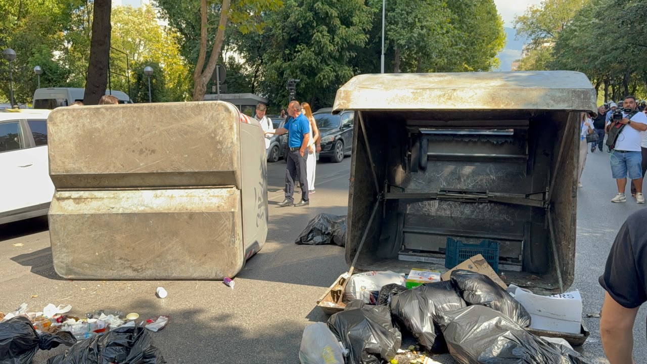 FOTOT/ Tensione në protestë, aktivistët përmbysin kazanët e mbeturinave në rrugë