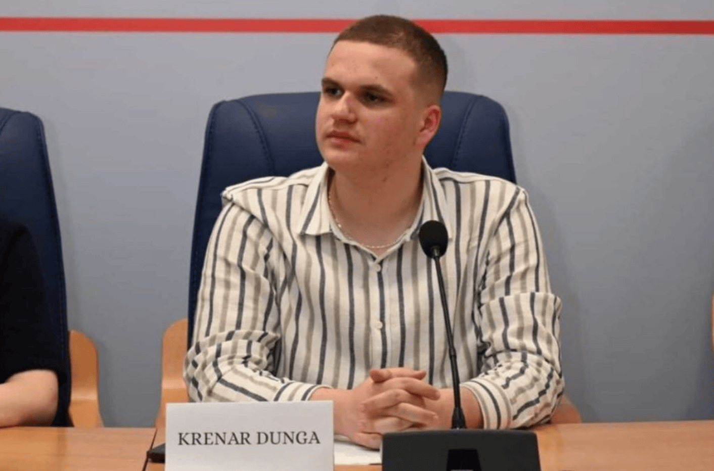 Njihuni me Krenar Dungën, zërin e ri të lidershipit rinor që po kontribuon për nxënësit e Kamzës