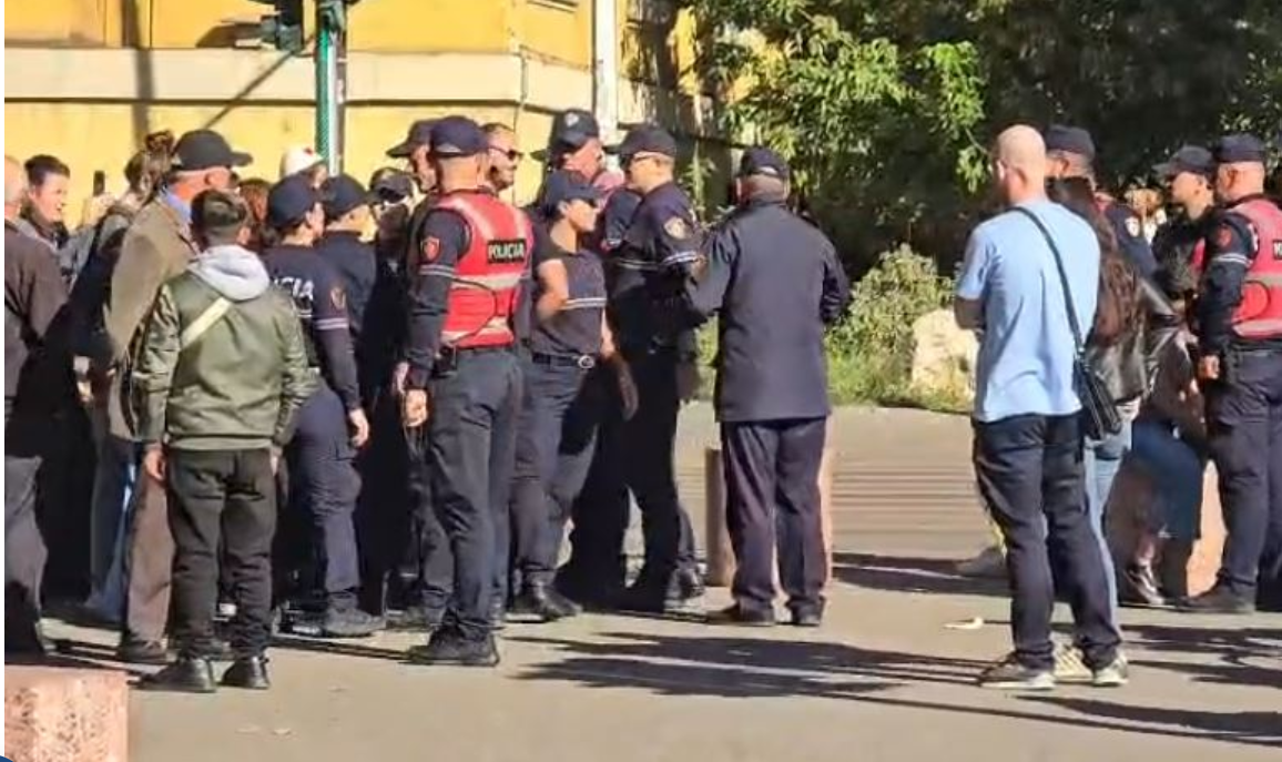 Protesta pranë Kuvendit, shoqërohen dy persona