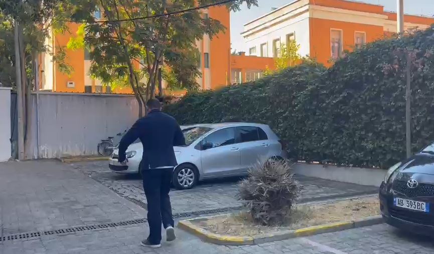 VIDEO/ SPAK urdhëroi kontrolle në banesën e Ilir Prodës, ish-drejtuesi i Policisë së Shtetit lë ambientet e Prokurorisë së Posaçme