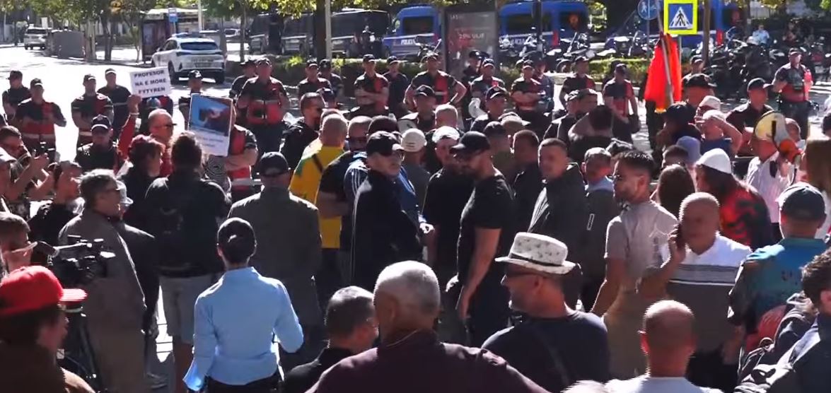 Skandali në SHISH/ Protestuesit ‘rrethojnë’ Parlamentin, policia zgjeron perimetrin e sigurisë, qytetarët: Ku e keni Vlorën?