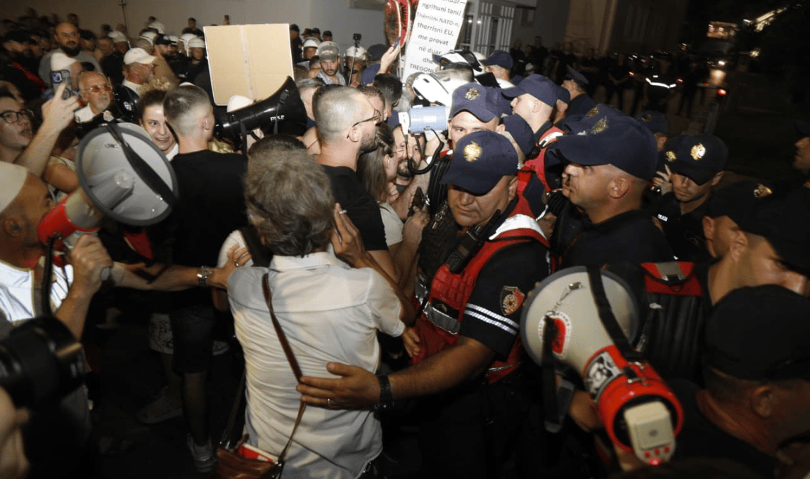 EMRAT/ Tensionet para Kryeministrisë, policia arreston 14 protestues