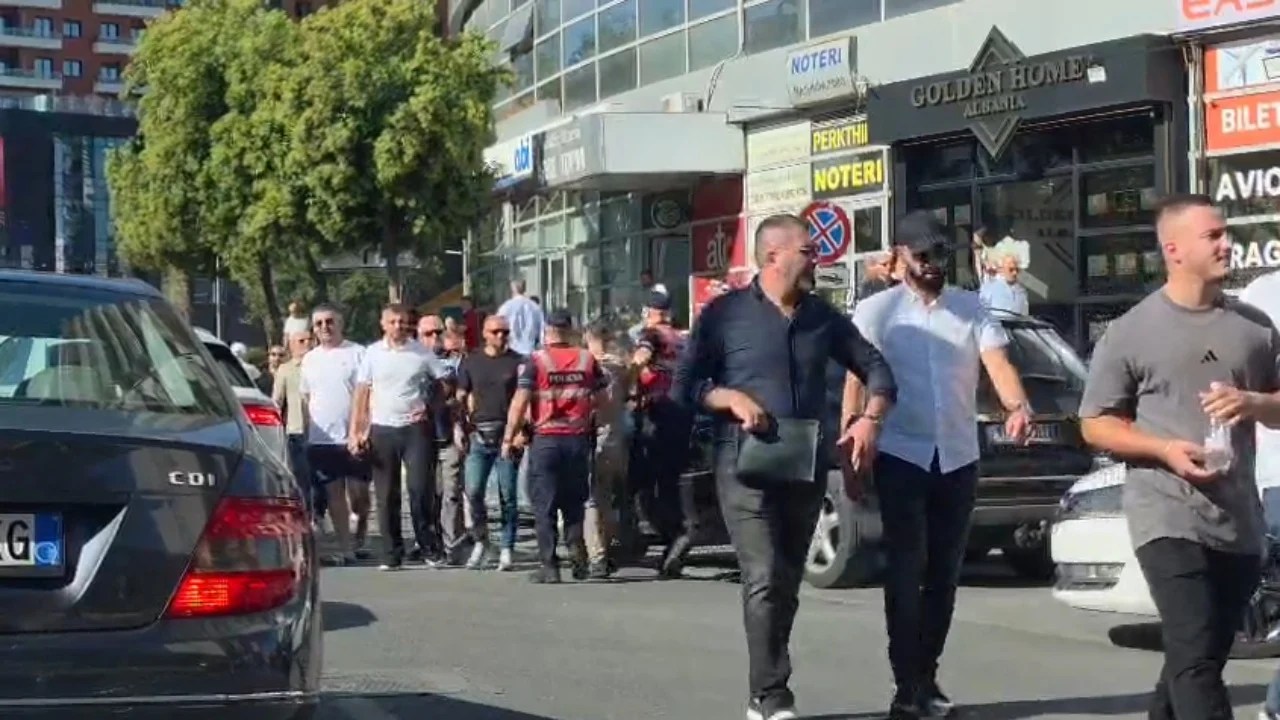 Një grup qytetarësh zgjedhin të protestojnë te Zogu i Zi, ndërhyn policia, shoqëron disa prej tyre