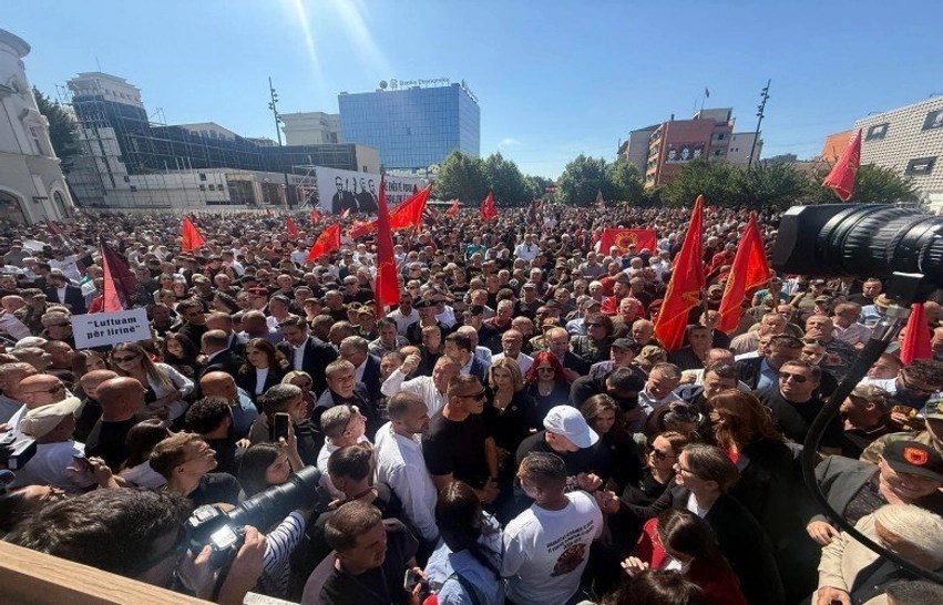 Qytetarët mblidhen në sheshin  Skënderbeu
