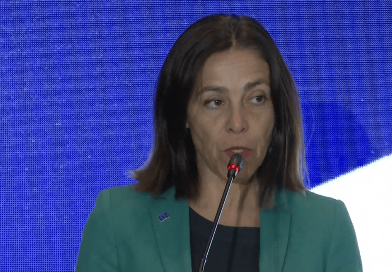 Dallimet politike të trajtohen me dialog/ Ambasadorja e BE-së: Ambicia për mbylljen e negociatave deri në 2027 kërkon reforma! Besueshmëria varet nga arritjet