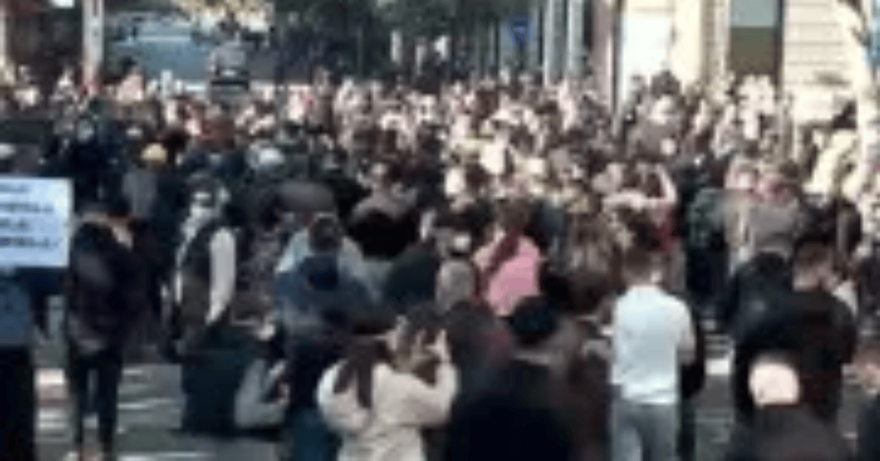 Partitë duhet të shkrihen/ Protestuesi: Një polic paguhet 700 mijë lekë, aq nuk bën bideja e Belinda Ballukut