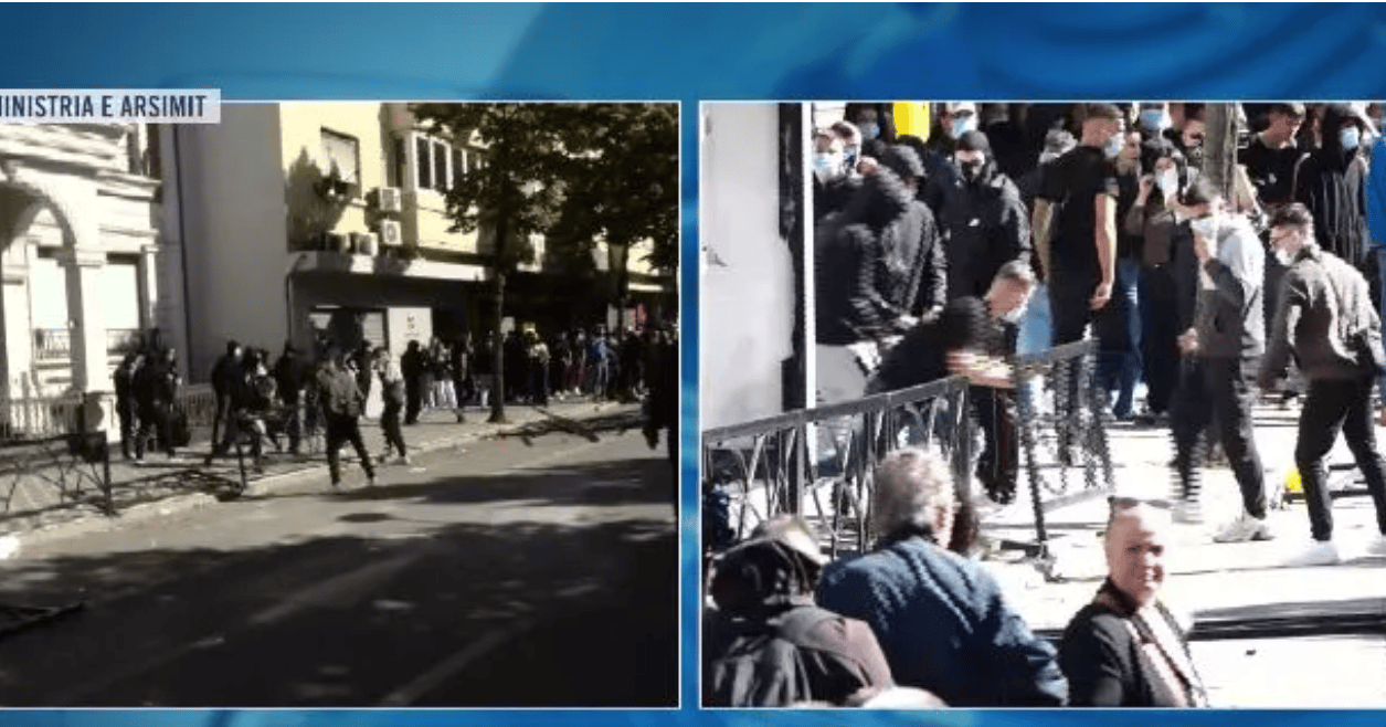 VIDEO/ Studentët bllokojnë Rrugën e Durrësit me kangjella, shkatërrojnë reklamat anash rrugës
