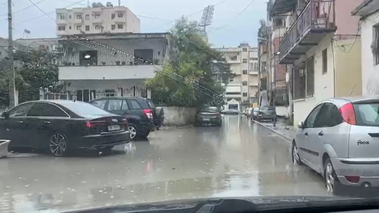 Reshjet e dendura të shiut, përmbyten rrugët në Vlorë, banorët ankohen për pusetat e bllokuara