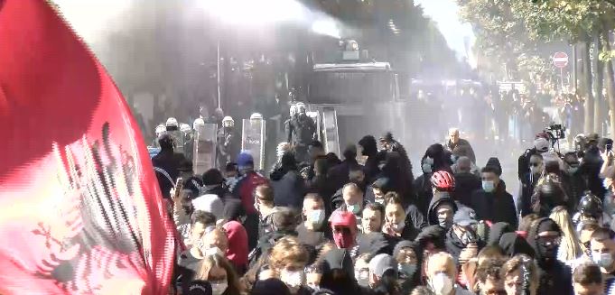 Revolta e studentëve para ministrisë së Arsimit, të rinjtë: Po na qëllojnë me p*umba gome