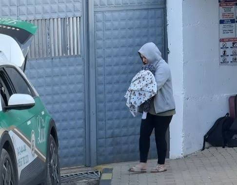 GJKKO pezulloi dënimin, momenti kur Greta Gjoci del nga burgu i Pojskës me foshnjën në krah