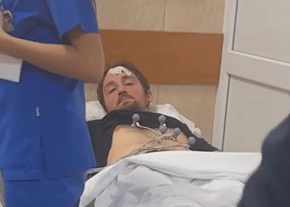 Babain polic dhe nënën gazetare, kush është Klevi Metaj, studenti protestues që u përlesh sot i vetëm përballë gjashtë efektivëve