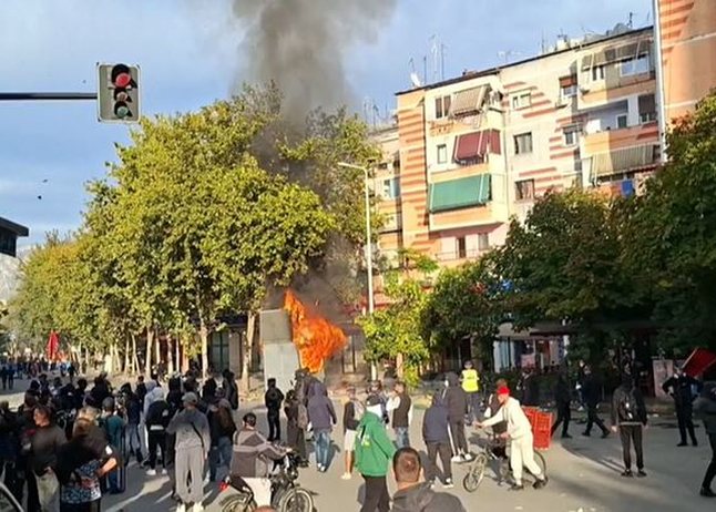 Protesta e studentëve, policia dhe RENEA pranë Kryeministrisë, të rinj e vajza shoqërohen me forcë