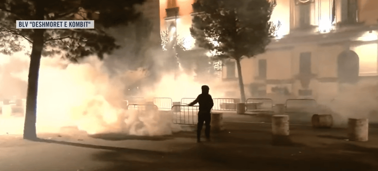 Tensione në protestën në Tiranë, të rinjtë zmbrapsin autobotin dhe vendosin barrikada, gaz lotsjellës nga tarraca